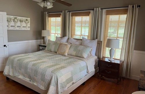 Hunt Other | Adorable Farmhouse with a Springfed Pond!