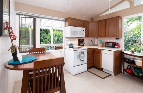 Kona Palisades Apartment | Adorable Guest Cottage with Lanai -sleeps 3