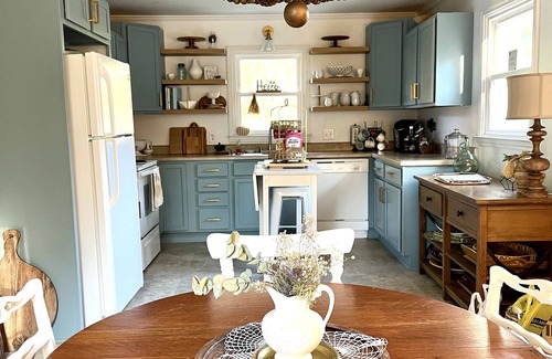 Stokes House | Adorable home w/huge back yard- minutes from Belews Lake. Amazing Hidden Gem