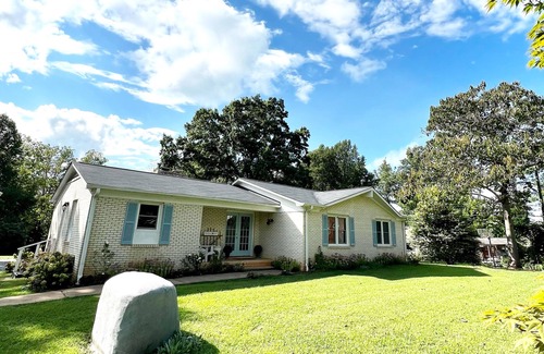 Stokes House | Adorable home w/huge back yard- minutes from Belews Lake. Amazing Hidden Gem