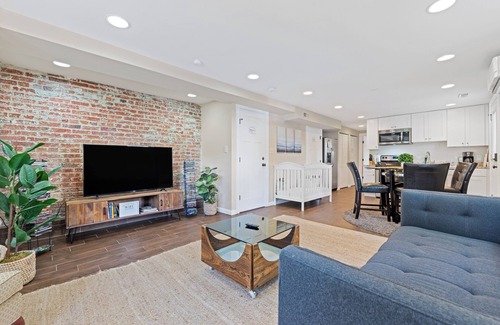 Southeast Apartment | Adorable Infant Friendly 1Br Retreat