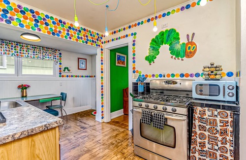 West Seattle House | Adorable, kids' book-themed, dog-friendly home - 1 block from Alki Beach