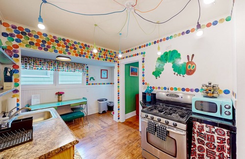 West Seattle House | Adorable, kids' book-themed, dog-friendly home - 1 block from Alki Beach