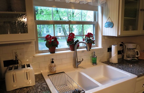Sandpoint House | Adorable Lake Street Cottage ~ Walk to town ~ Bikes included!
