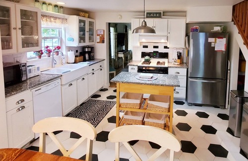 Sandpoint House | Adorable Lake Street Cottage ~ Walk to town ~ Bikes included!
