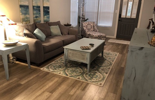 South Central Houston House | Adorable newly renovated bungalow.