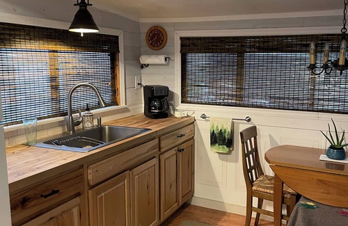 Newman Lake Cabin | Adorable Newman Lake Tiny cabin & Bunkhouse steps to beach, WiFi, AC, Fireplace