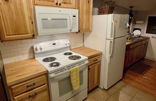 Newman Lake Cabin | Adorable Newman Lake Tiny cabin & Bunkhouse steps to beach, WiFi, AC, Fireplace