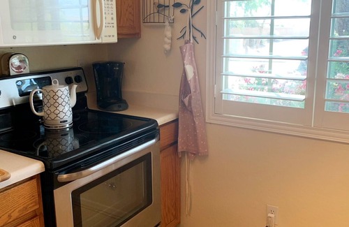 San Tan Valley House | Adorable one bedroom available in a 3 BD French country house-Golf! Pool!