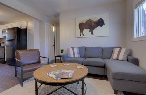 Manhattan House | Adorable, Peaceful Hidden Stone -Walk to City Park