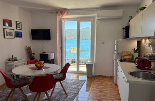 Hodilje House | Adriatic Gem: Waterfront home Private Beach & Garden in Serene village near Ston