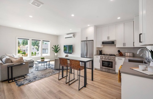 West Linn Apartment | ADU w/Hot tub, sauna, walk to shops & food!
