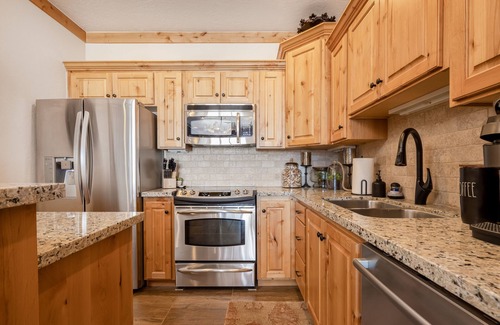 Victor Condo | Adventurer's dream home with grill, scenic balcony, & fireplace - spa and skiing