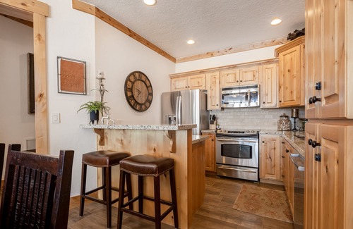 Victor Condo | Adventurer's dream home with grill, scenic balcony, & fireplace - spa and skiing