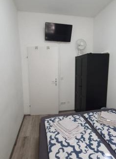 Simmering Apartment | Affordable 5-BR Shared Apartment/Enkplatz U3 Getaway