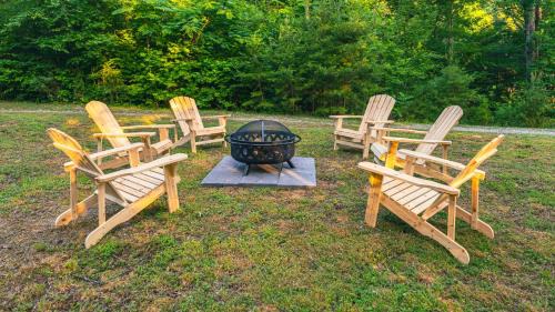 Cosby House | Affordable cabin that sleeps 8 K beds & fire pit