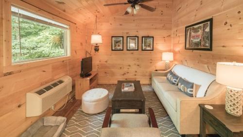 Cosby House | Affordable cabin that sleeps 8 K beds & fire pit