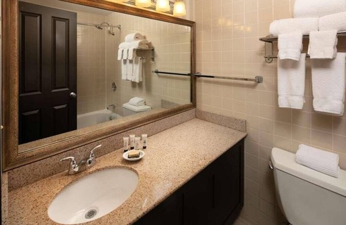 West Bellevue Hotel | Affordable Getaway at Red Lion Hotel Bellevue! Pet-Friendly, Outdoor Pool