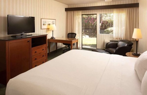 West Bellevue Hotel | Affordable Getaway at Red Lion Hotel Bellevue! Pet-Friendly, Outdoor Pool