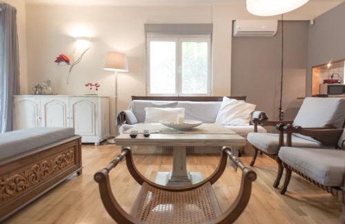 Chalandri Apartment | Affordable luxury garden apartment