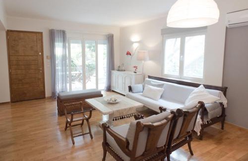 Chalandri Apartment | Affordable luxury garden apartment