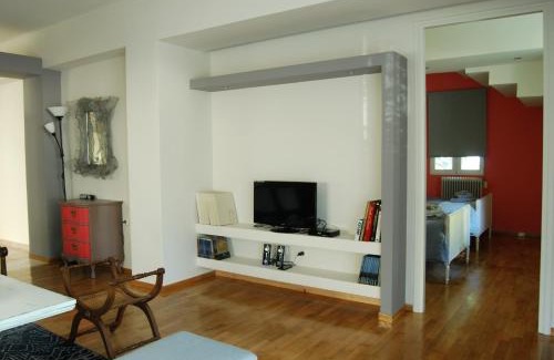Chalandri Apartment | Affordable luxury garden apartment