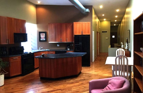 Near North Side Apartment | Affordable Month to Month In The Heart Of Chicago. 30 Day Minimum Bookings.
