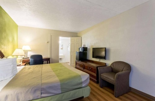 Edgewood House | Affordable Room w/Grab-and-Go Breakfast & Excellent Location Off I-95