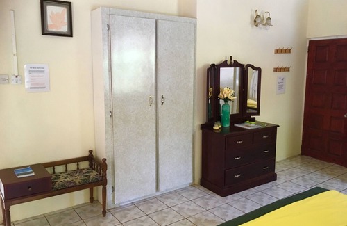 Colonarie House | Affordable Rooms near Argyle International Airport