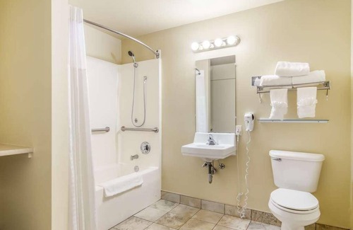 Aberdeen Hotel | Affordable Stay at GuestHouse Montesano! Free Parking & Bfast, Pet-Friendly!