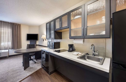 Libertyville Hotel | Affordable Suite w/Full Kitchen – Perfect for Work or Family Stays