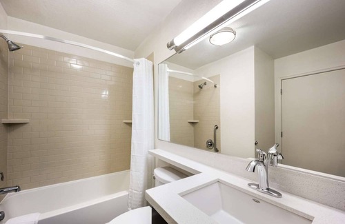 Libertyville Hotel | Affordable Suite w/Full Kitchen – Perfect for Work or Family Stays