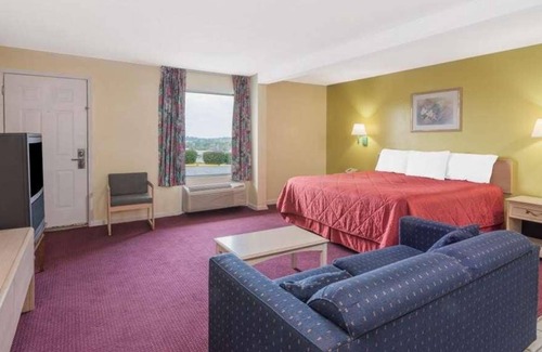 Berea House | Affordable Yet Fun! Pet-friendly, Breakfast and Parking Included