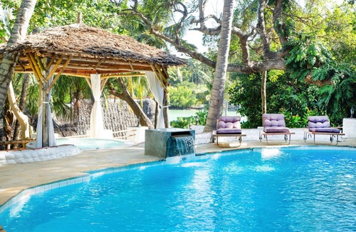Gede Villa | African funhouse: 3bedroom villa with a creek view, pool, jacuzzi & lot more.