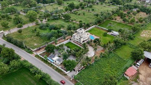 Bhongir Apartment | Agastya FarmsPoolAC4BHKParty Villa25 PaxWifi