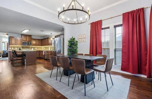 Wellborn House | Aggie Escape 4BR+Fire Pit + Yard Games Near A&M