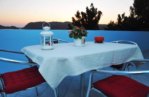Agios Georgios Pagon Apartment | Agios Georgios - 2 Beds - Sleeps 5 - Free Parking