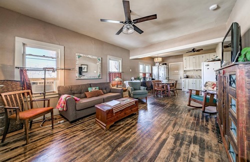 Southside House | Agnes' House: Historic Downtown Cottage