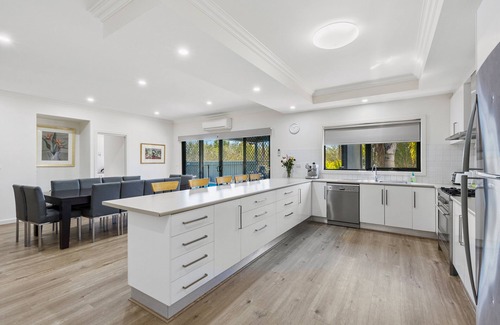 Yarrawonga House | "AGRESTIC" Luxury Entertainer, Shaded Pool*, BBall, Sleeps 15 + on 1 acre