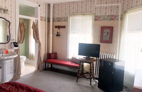 Wabasha Hotel | AH #18 · AH #18 King/Jacuzzi Suite/Fridge/Micro