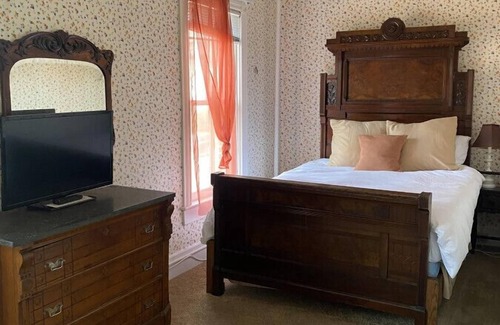 Wabasha Hotel | AH #3 · AH #3 Queen Suite/SS/Shower/Fridge