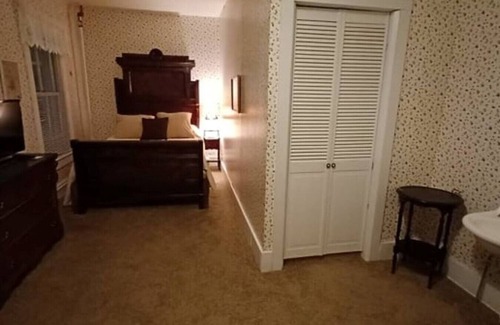 Wabasha Hotel | AH #3 · AH #3 Queen Suite/SS/Shower/Fridge