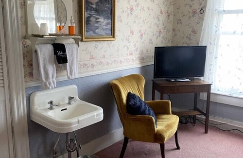 Wabasha Hotel | AH #5 · AH #5 Queen Suite w/Shower