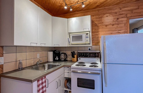 Magnetawan Cottage | Ahmic Lake Resort's 1-Bedroom Cottage (Blue Jay)