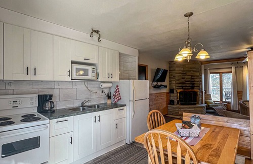 Magnetawan Cottage | Ahmic Lake Resort's 2-Bedroom Cottage with Hot Tub (Gray Wolf Cottage)