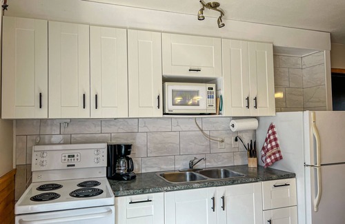 Magnetawan Cottage | Ahmic Lake Resort's 2-Bedroom Cottage with Hot Tub (Gray Wolf Cottage)