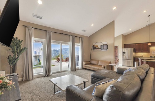 Ahwahnee House | Ahwahnee Hilltop Getaway - large modern home with amazing views
