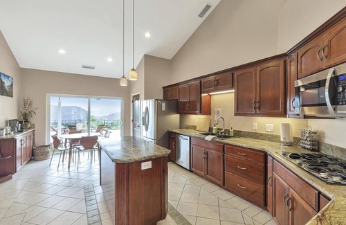 Ahwahnee House | Ahwahnee Hilltop Getaway - large modern home with amazing views