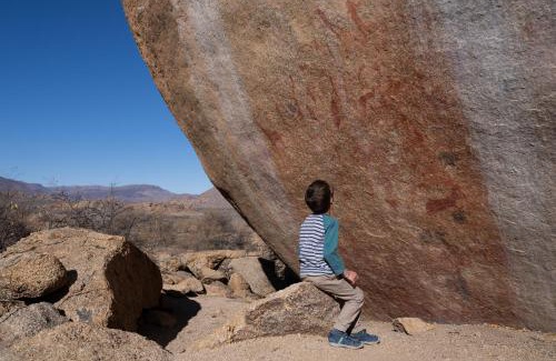 Omaruru Cabin | Ai Aiba - The Rock Painting Lodge