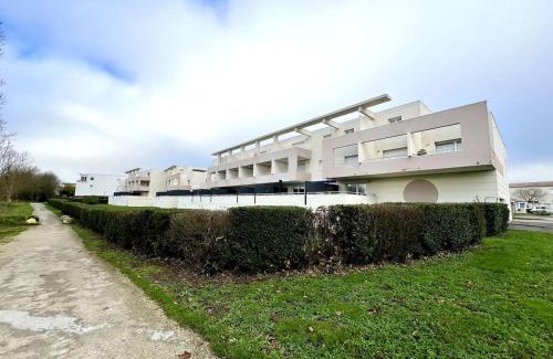 Aytre Apartment | Aigues Marines - Appartement spacieux avec parking et terrasse